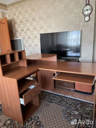 Компьютерный стол угловой с полками