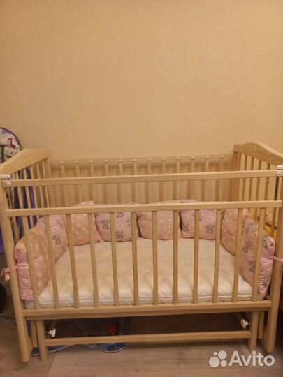 Детская кроватка с маятником