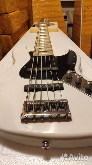 Реплика бас-гитары Fender JazzBass 6 струн белый