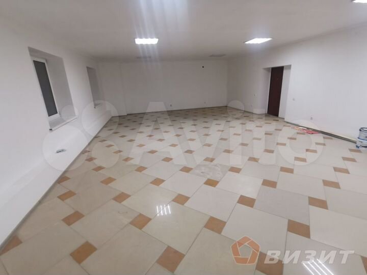 Торгово-офисное помещение около набережной