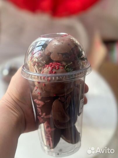 Клубника свежая. Подарок для девушки