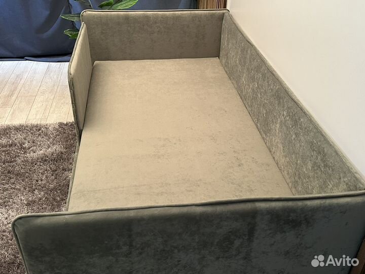 Детская кровать с бортиком