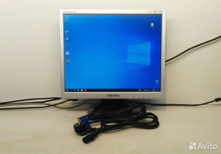 Монитор LCD 17'' Samsung. Кабели в комплекте
