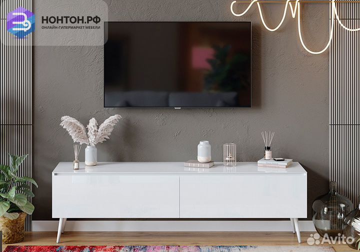 Тв-тумба с опорами Глосс белый глянец