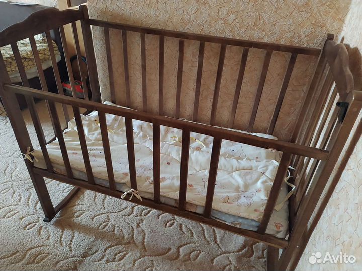 Детская кроватка с маятником