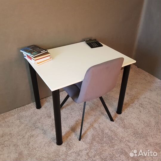 Компьютерный стол Белый 90*70 см. Черные ножки