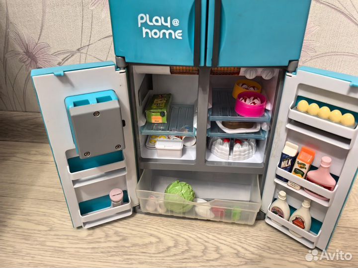 Игрушечный холодильник