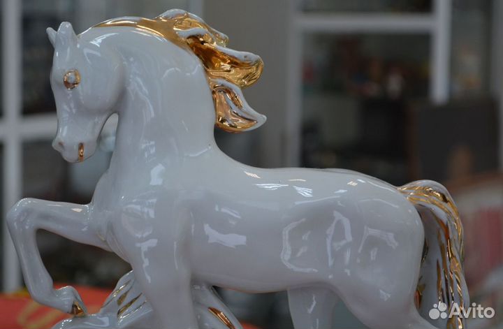 Фарфоровая статуэтка- конь златогривый. лфз