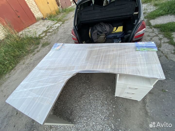 Стол офисный угловой с тумбой