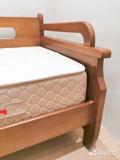 Кровать из массива бука с матрасом и тумбочкой