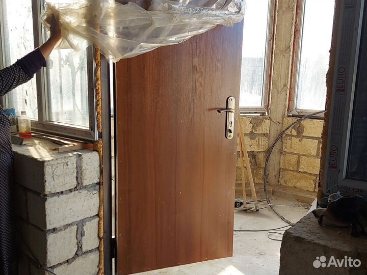 Дверь входная бронированная и решётки на окна