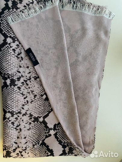 Шарфы и палантины guess