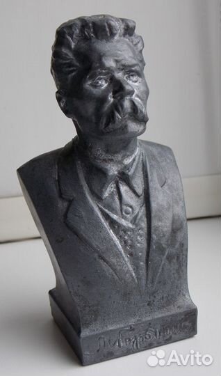 Бюст писателя А.М. Горького