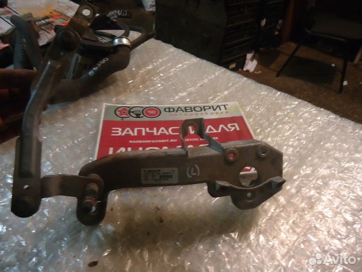 Трапеция стеклоочистителей (левая)