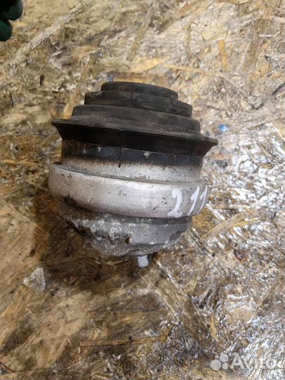 Подушка двигателя мерседес Е211 левая 2112400317