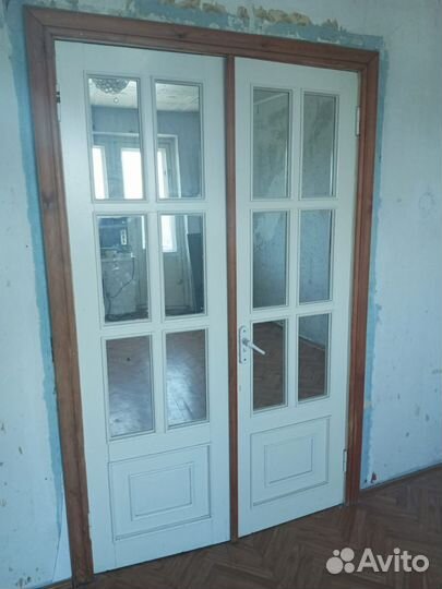 В зал дверь