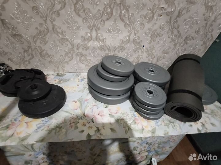 Гантели и скамья для спортзала