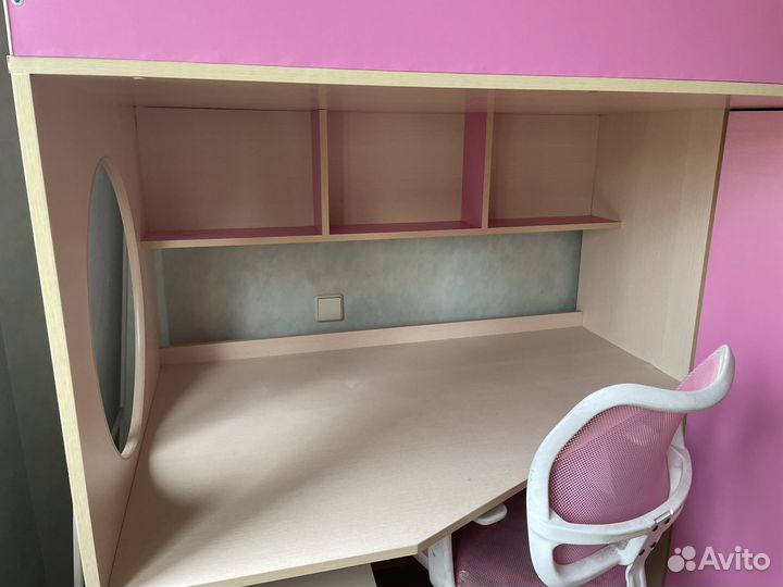 Двухяростная кровать с письменным столом и шкафом