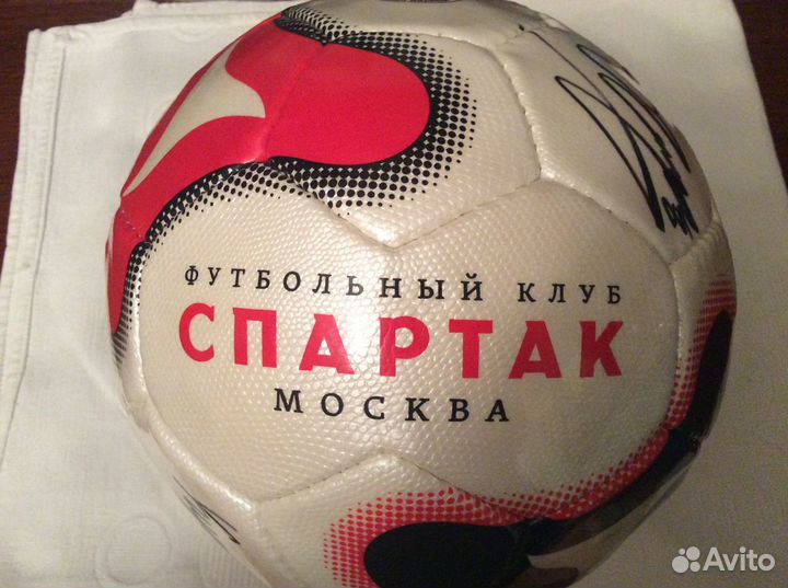Футбольные мячи с автографами футболистов