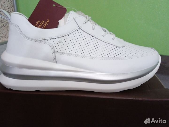 Кроссовки женские