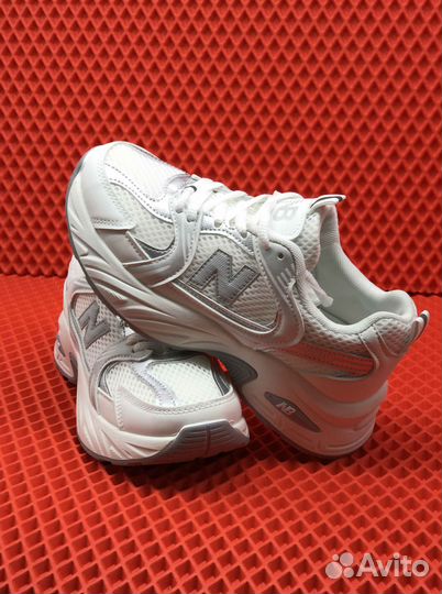 NB 530: Женские, белые, для выделения из толпы, 36