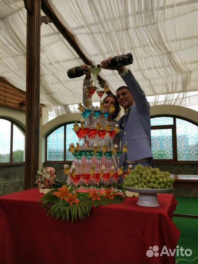 Пирамида из бокалов шампанского, кофе бар, пунш