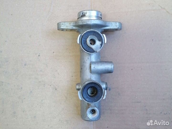 Цилиндр тормозной главный Nissan Primera P10