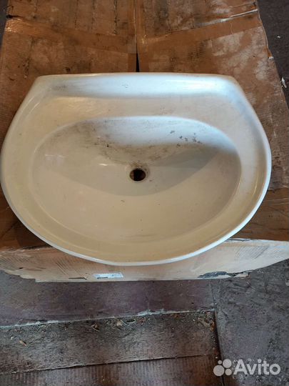 Раковина фаянсовая 60 на 46 см