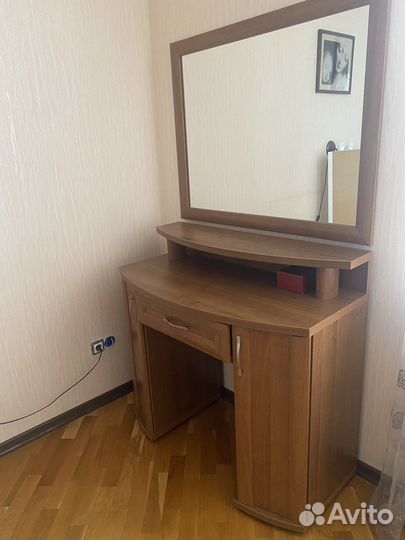 Туалетный столик с зеркалом, трельяж