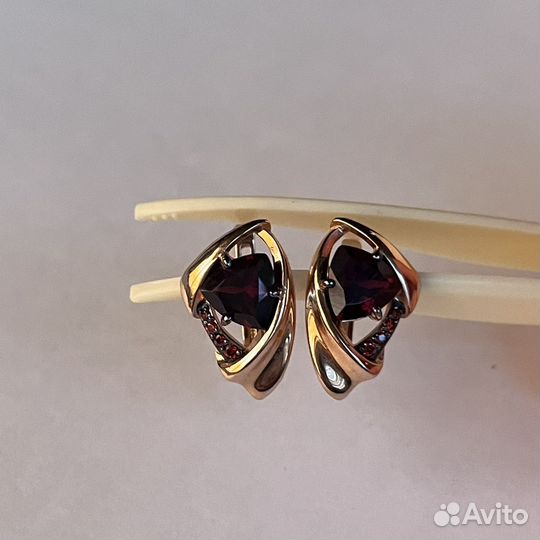 Серьги из красного золота с гранатами