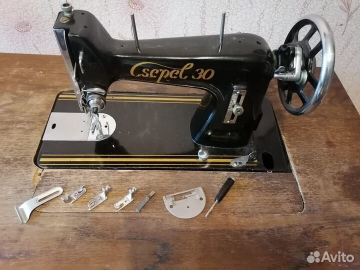 Швейная машинка с ножным приводом. Венгрия