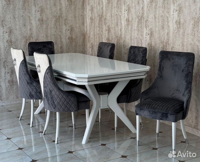 Стол и стулья