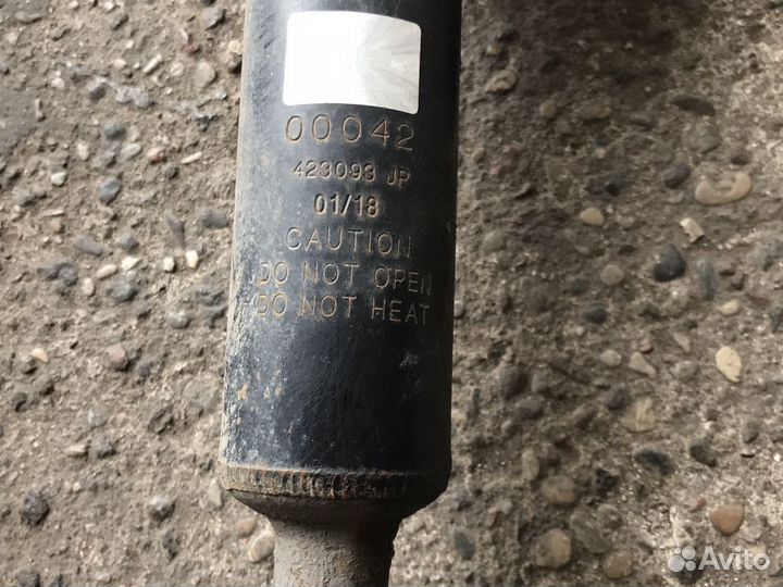 Амартизатор с стойкой