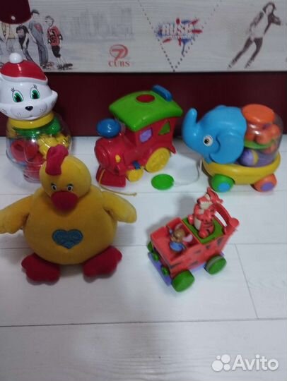 Много развивающих фирменных игрушек