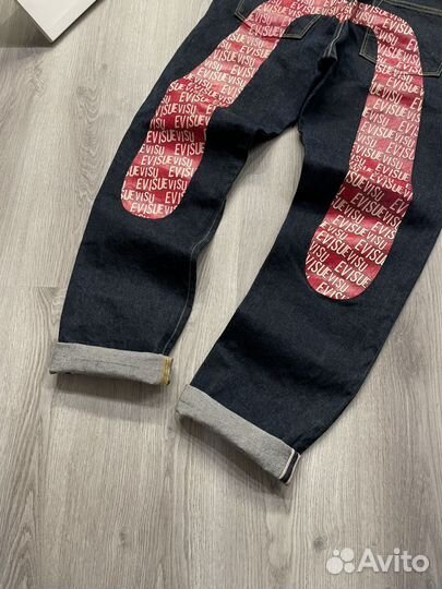 Джинсы Evisu