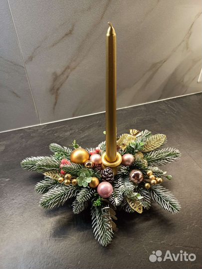 Новогодняя композиция на стол с золотой свечой