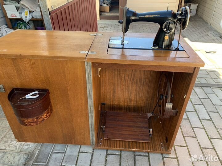 Швейная машина бу в хорошем состоянии