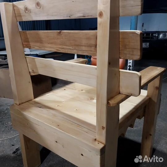 Стул из дерева