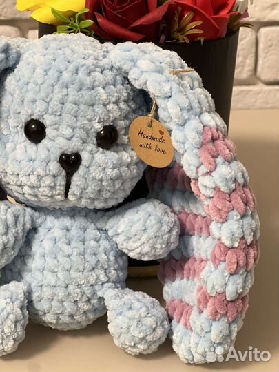 Плюшевый вязаный зайка