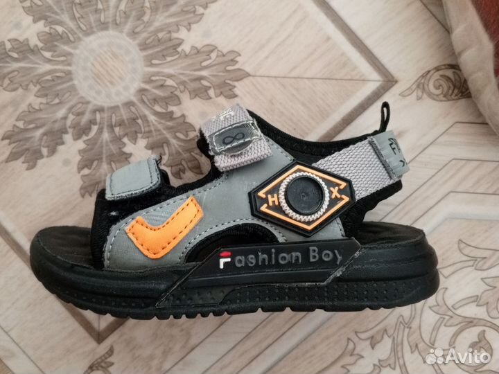 Кроссовки, Сандали