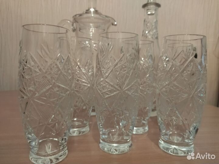 Хрустальные стаканы, графин и кувшин