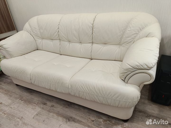 Кожаный диван