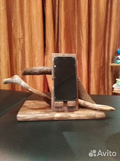 Полочка для зарядки и пользования смартфона