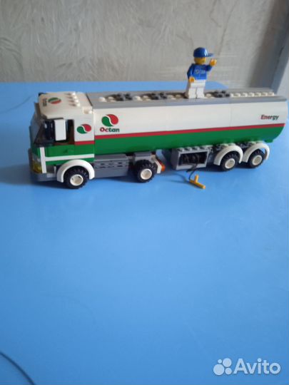 Продам набор Lego City бензовоз и фигурка