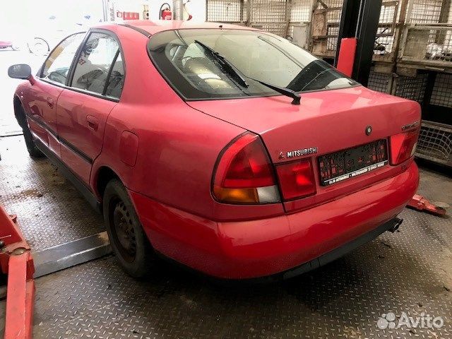 Разбор на запчасти Mitsubishi Carisma