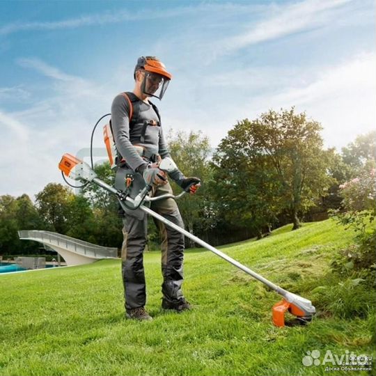 Покос травы триммером распил деревьев и дров