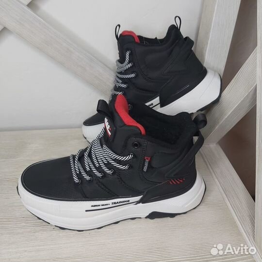 Новые зимние кроссовки на 35