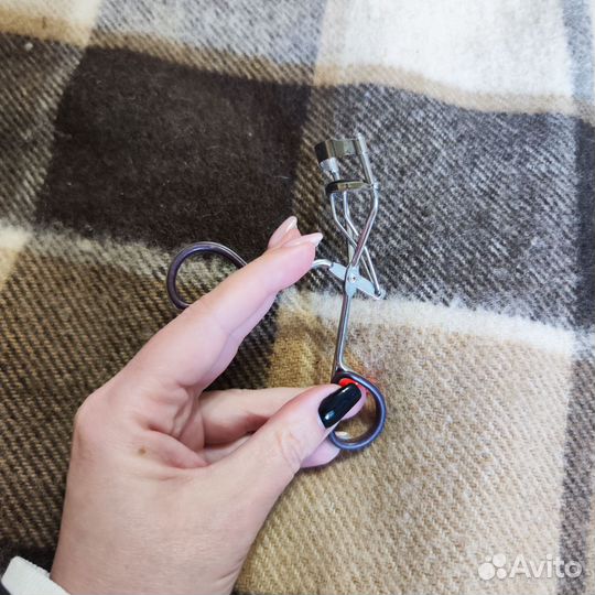 Бигуди, заколки и щипцы для завивки ресниц