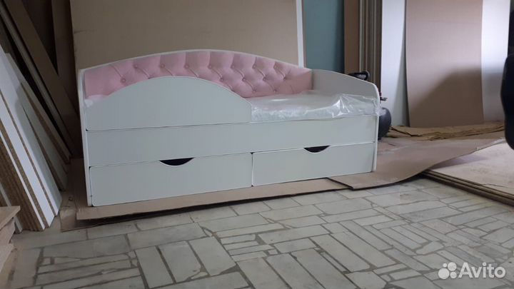 Кровать мягкой спинкой. Любые цвета