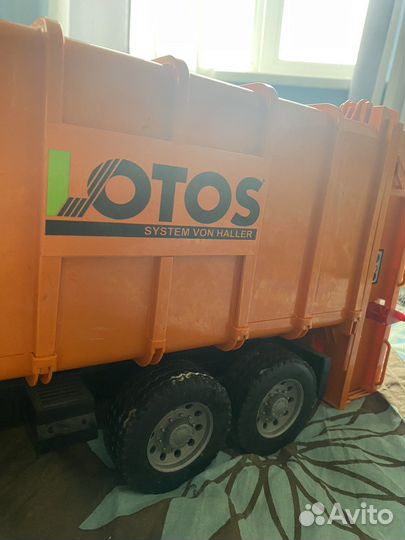 Мусоровоз bruder